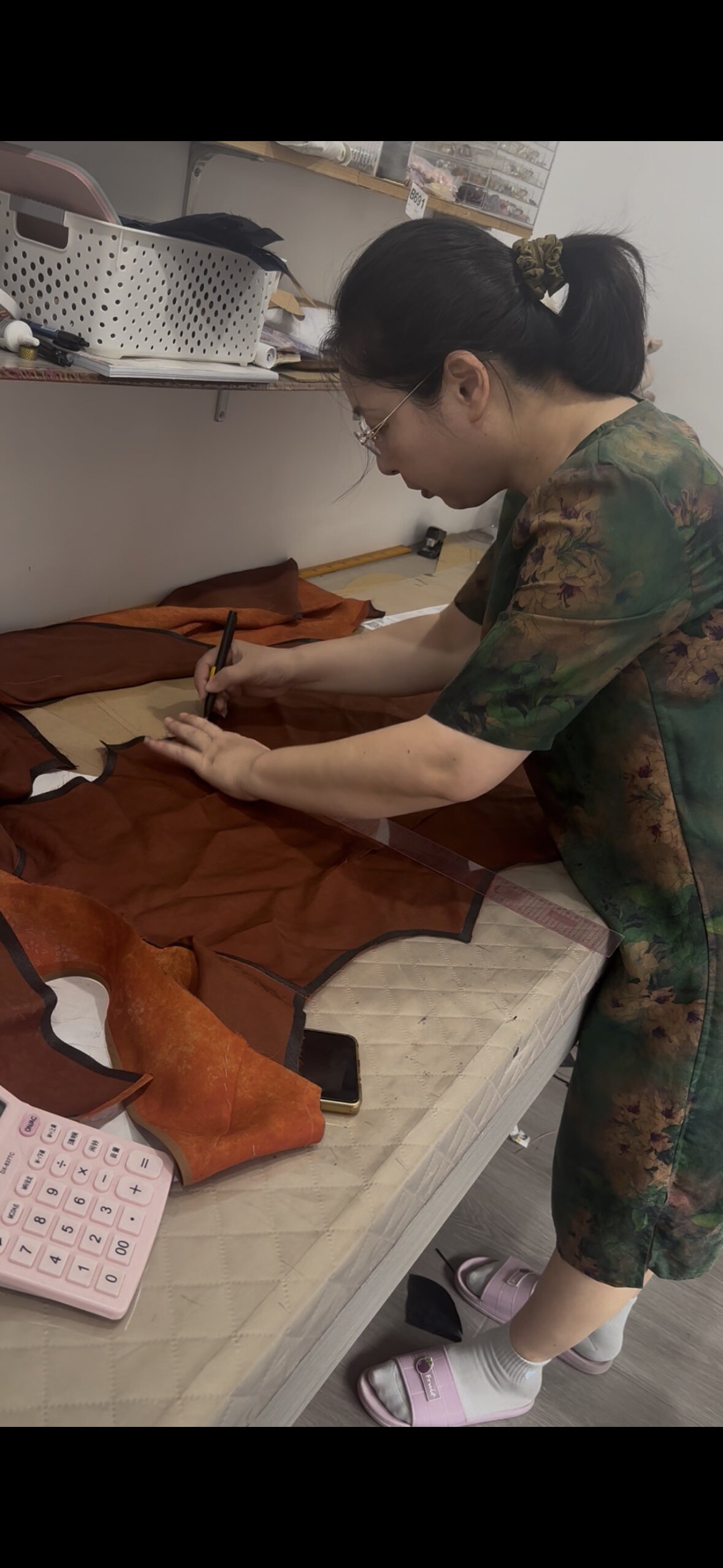 手工在香云纱面料上精细划线