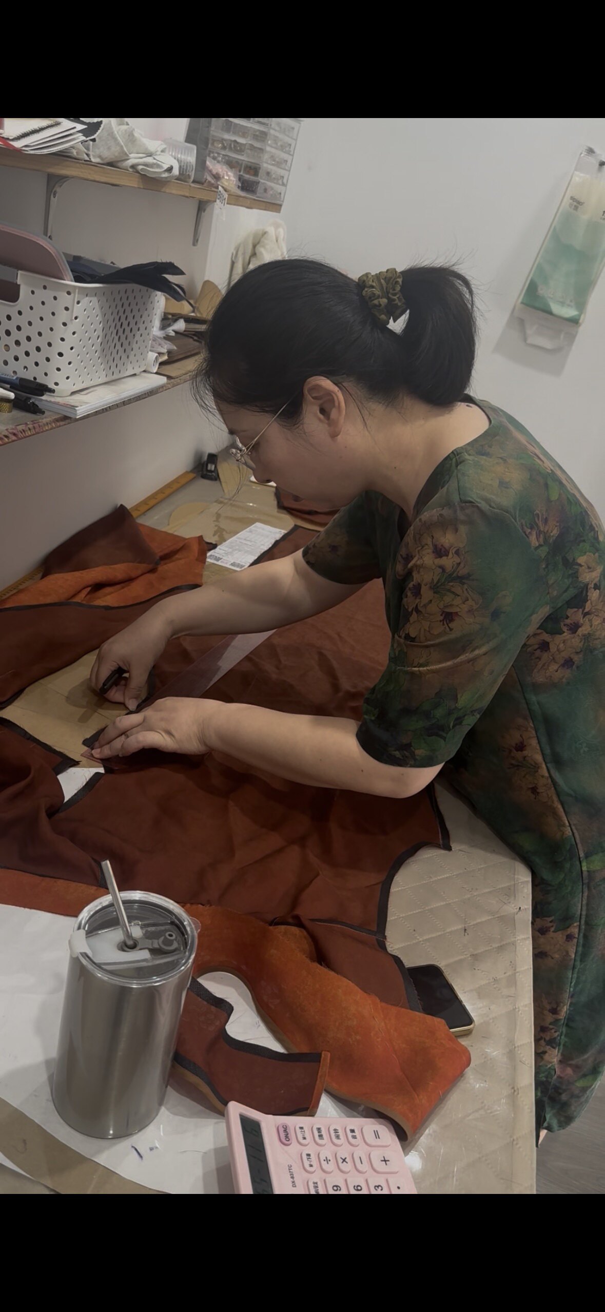 低头专注裁剪真丝面料的制作细节