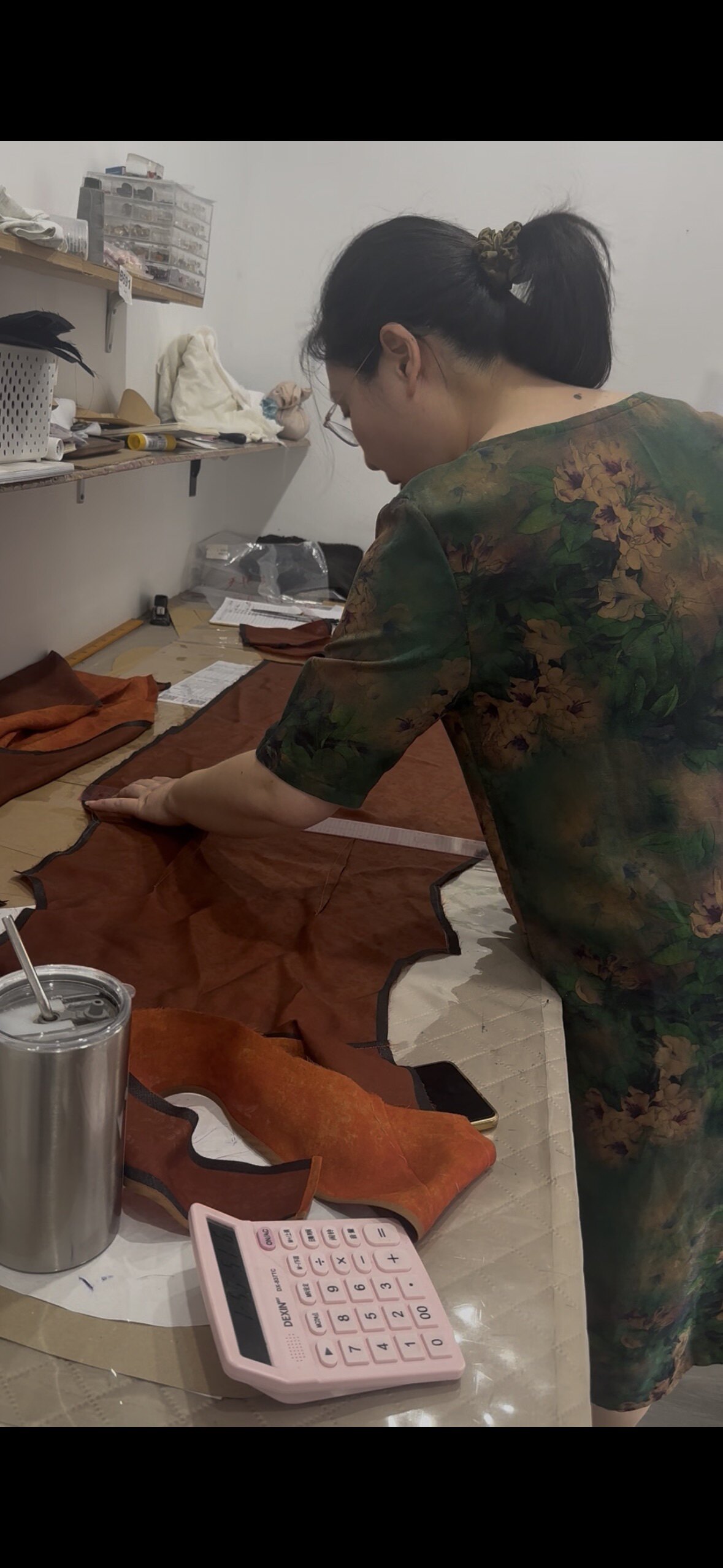 用尺规比对版型确认尺寸